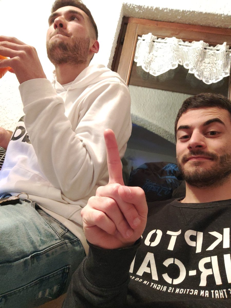 pristonzio's tweet photo. È il compleanno di sesa e ci caghiamo addosso.
#misseri https://t.co/yqgZyb31cR