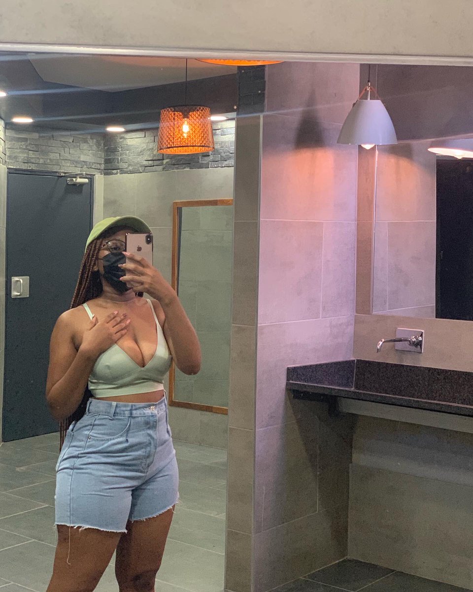 FionaMmolai's tweet photo. in love with the girl in the mirror 🪞. https://t.co/ELTwYCtTZL