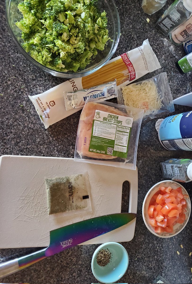 Time for a cooking challenge🤩😊 I have to make somthing out of these ingredients I have on the counter. Wish me luck. Will send photo of results. 
#BlogUpDate #Food #KimberlySky #LifeInGeral #CookingChallenge