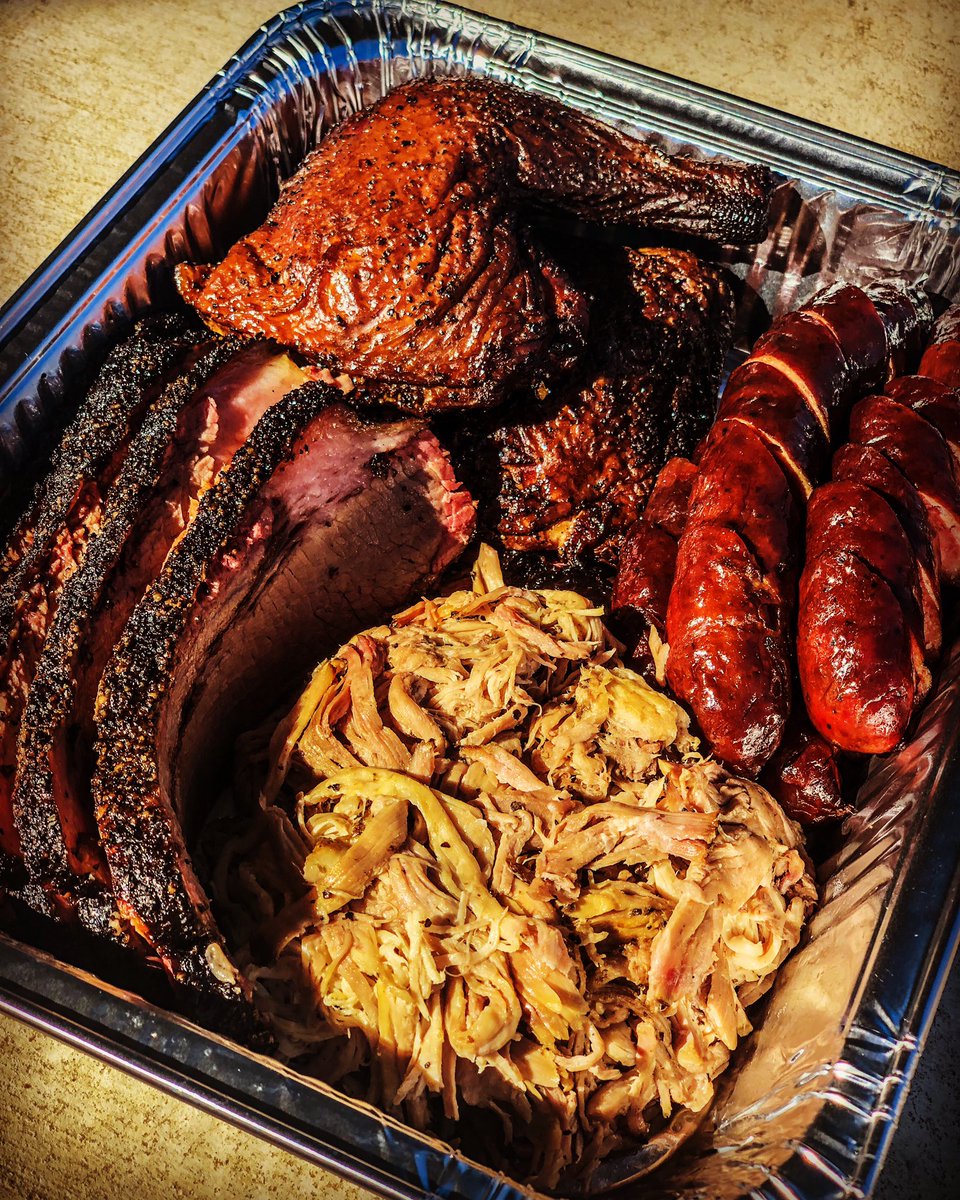 johnpgovea's tweet photo. Want to make your weekend that much better. The Olmos Bbq Tailgate Platter is the only way to go. 1lb of all 4 meats, large side of rice and beans, a dozen tortillas and a 8oz salsa @OlmosBbq #FortWorth #TxBbq #EatLocal #817 https://t.co/LObiWodHjB