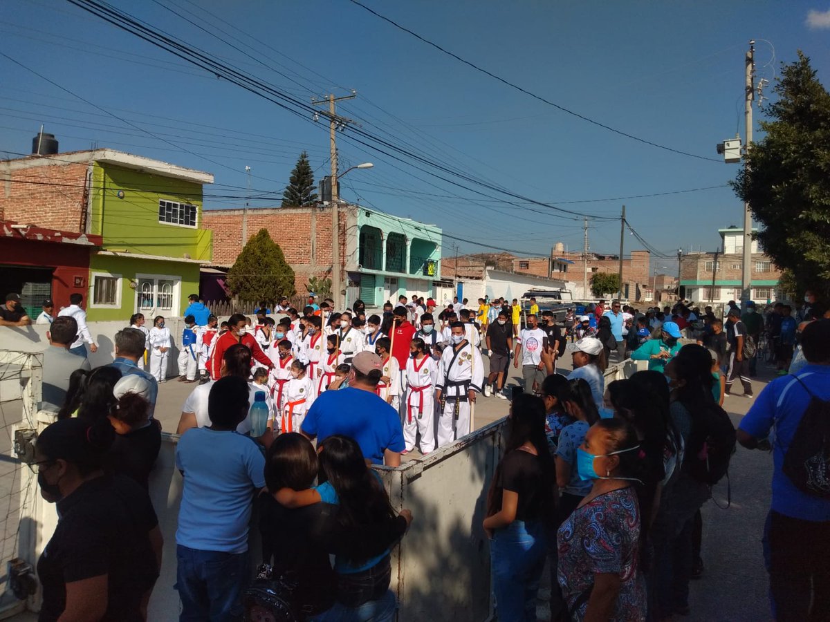 LuisAgVal's tweet photo. En #Cortazar tenemos el arranque de las actividades deportivas para el #CentroImpulso #ElPípila. Más de 300 niñas, niños y jóvenes que acompañaremos en su formación con miras a los procesos de competencia estatales y nacionales. https://t.co/AALajydrqZ