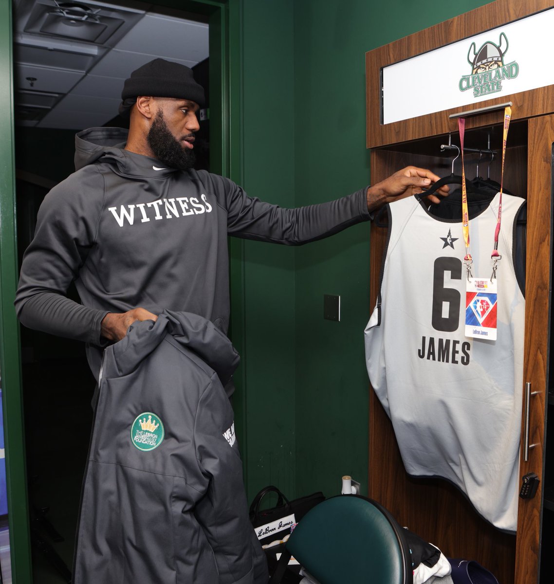 CSU_Athletics's tweet photo. The king returns to the land

📸 - @NBAAllStar

@CLE_State | #GoVikes https://t.co/DaH8uEhHSy