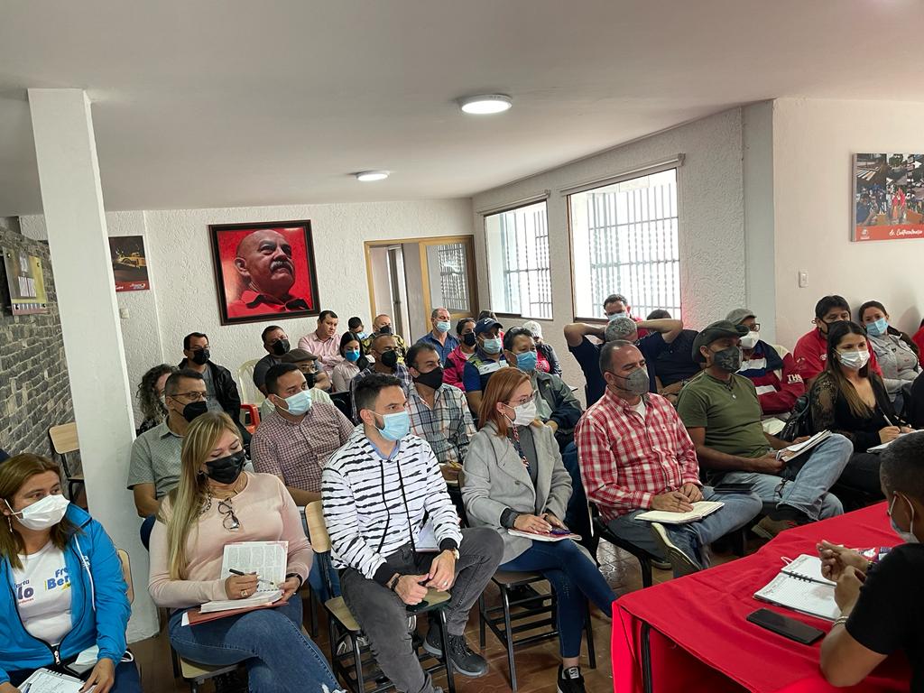 Charly Rojas Chaves (@charlychaves) on Twitter photo El equipo político regional del <a href="/PSUVTachira/">PSUV Táchira</a> nos reunimos con el Vicepresidente territorial del <a href="/PartidoPSUV/">PSUV</a> <a href="/FreddyBernal/">Freddy Bernal</a> y los alcaldes del <a href="/GPPSBTACHIRA/">Gran polo patriotico Táchira.</a> donde nos entregó las líneas de trabajo con el fin de desarrollar políticas públicas en beneficio de todos los Tachirenses El equipo político regional del <a href="/PSUVTachira/">PSUV Táchira</a> nos reunimos con el Vicepresidente territorial del <a href="/PartidoPSUV/">PSUV</a> <a href="/FreddyBernal/">Freddy Bernal</a> y los alcaldes del <a href="/GPPSBTACHIRA/">Gran polo patriotico Táchira.</a> donde nos entregó las líneas de trabajo con el fin de desarrollar políticas públicas en beneficio de todos los Tachirenses