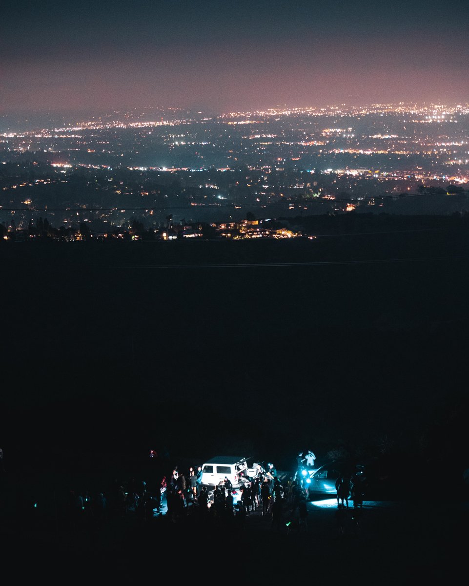 Just a bunch of meddling kids running amok on the trails at night.
=================================
Body: Nikon Z6 II
Glass: Nikon 70-200 f/2.8
=================================
•
•
•
• 
#runla #underarmour #uarunning #werunla #eac #koreatownrunclub #movementrunners #dis