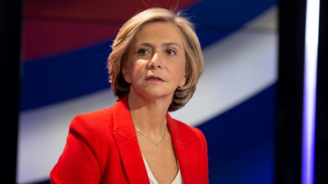 On ne doit pas se demander:
⛔️ ce qu’elle peut faire pour la France (rien…)
✅ Mais qu’est ce qu’on peut faire pour elle (tellement son cas est grave)