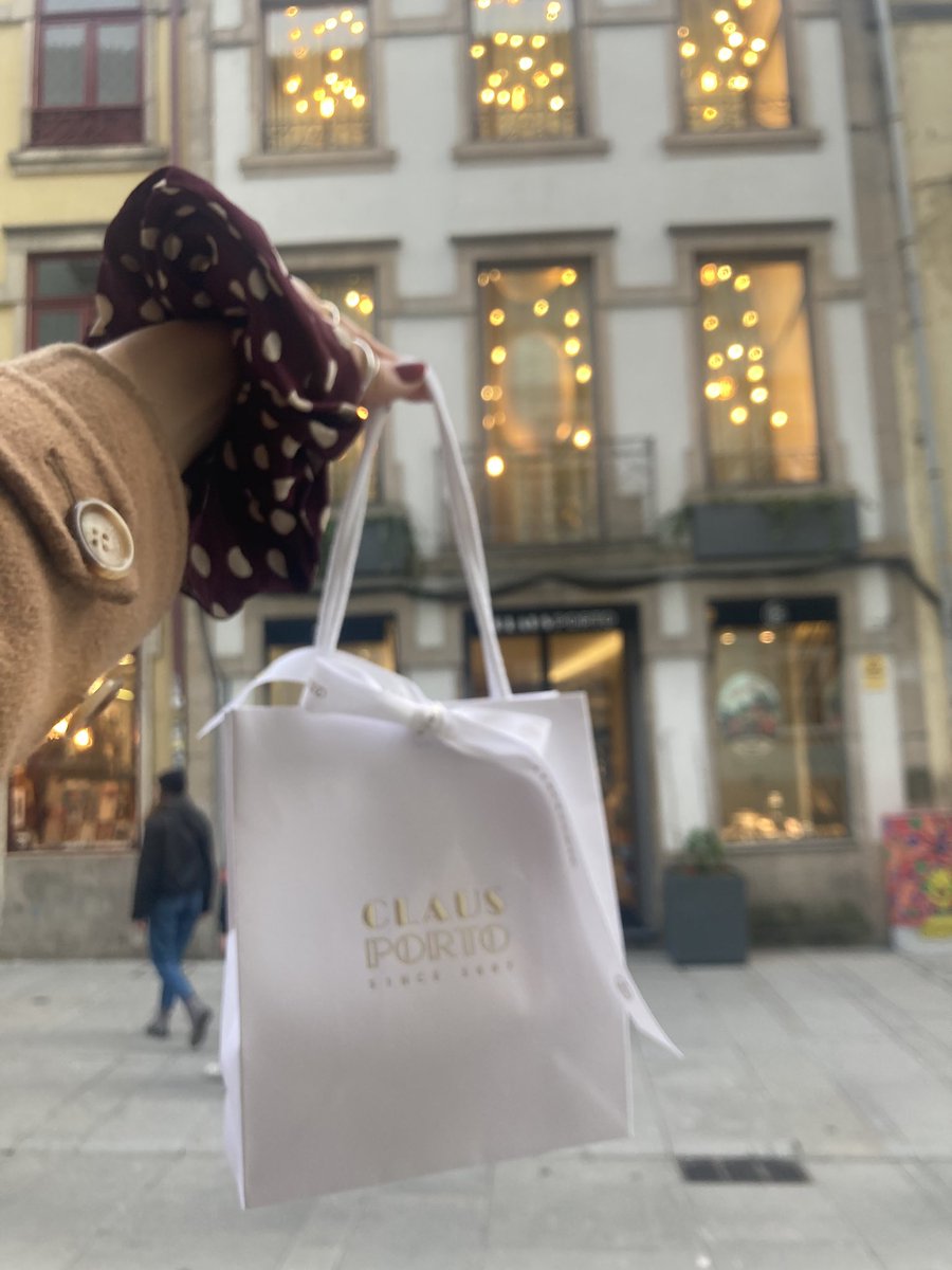 germanycosme's tweet photo. ポルトガルのポルトで、コスメ的に一番ググッときたのは、この石鹸たち。

Claus Porto という、老舗ラグジュアリーな石鹸屋さんです。ゲストソープがマカロンみたいに、色とりどりに並んでいて、ため息でた、、😮‍💨 https://t.co/ZfpGD167tN