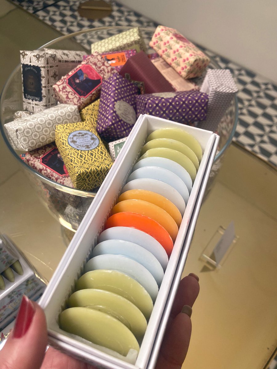 germanycosme's tweet photo. ポルトガルのポルトで、コスメ的に一番ググッときたのは、この石鹸たち。

Claus Porto という、老舗ラグジュアリーな石鹸屋さんです。ゲストソープがマカロンみたいに、色とりどりに並んでいて、ため息でた、、😮‍💨 https://t.co/ZfpGD167tN