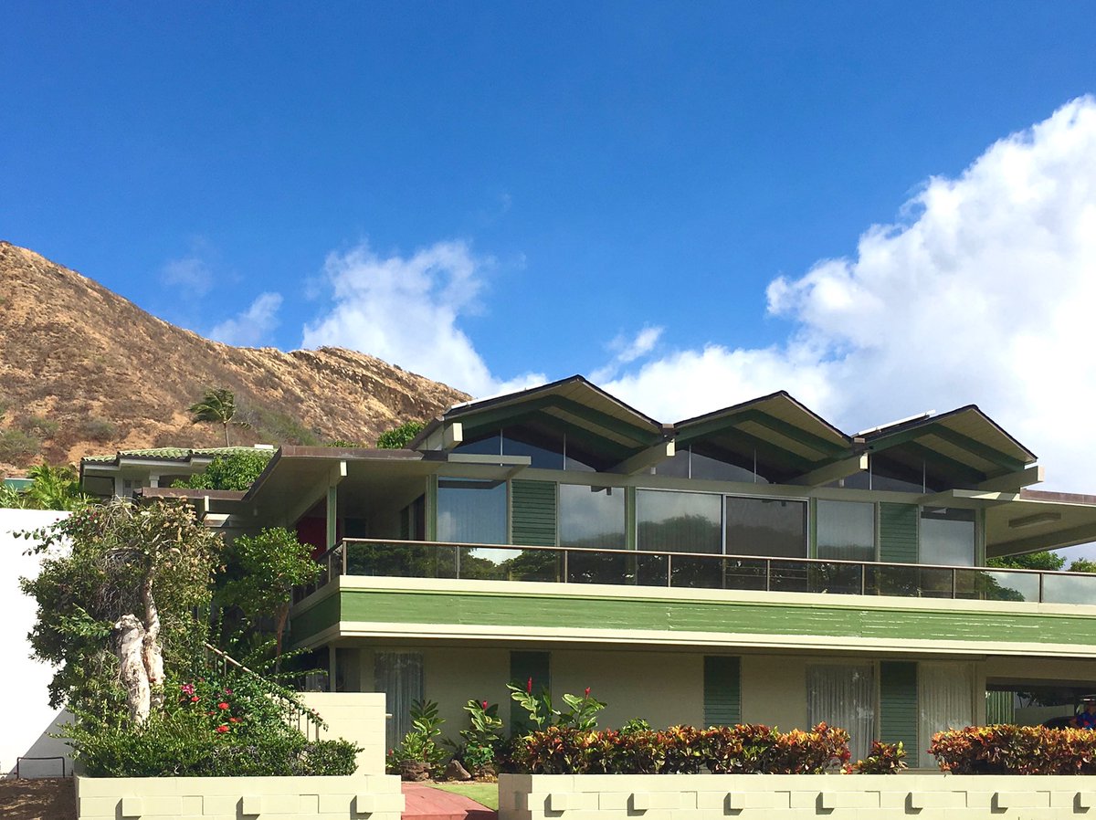 A tropical #midcentury #postandbeam from the archives by Diamond Head. It even has a pleated roof 〰️〰️ #ccinhawaii_ #architecture