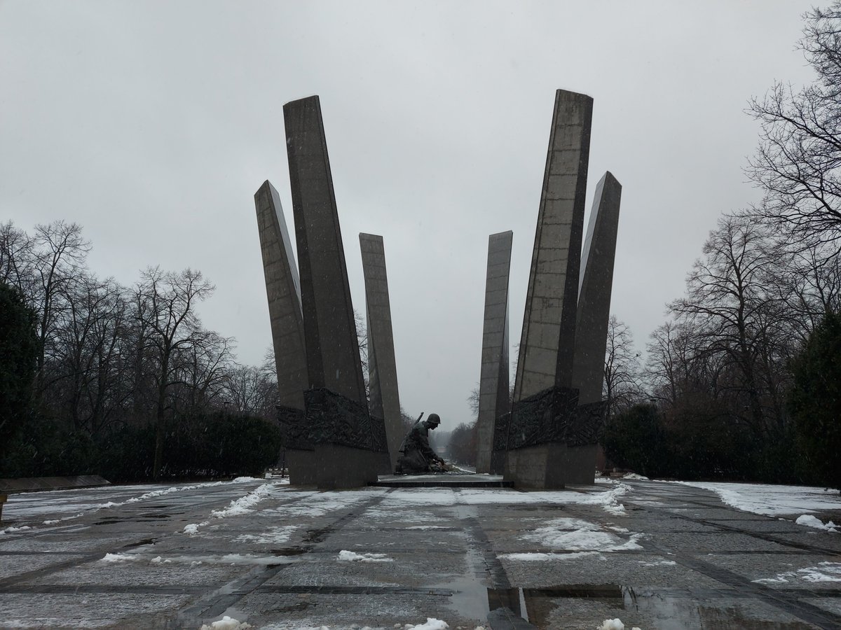 WarszawskiBlog's tweet photo. Wspomnienie zimy w odcieniach szarości🖌️ Winter flashback in gray tones🖌️#szarości #pomnik #chwałasaperom #historia #parkRydzaŚmigłego #Śródmieście #Warszawa #graytones #monument #hitory #park #citycentre #Warsaw https://t.co/PExegig4pf