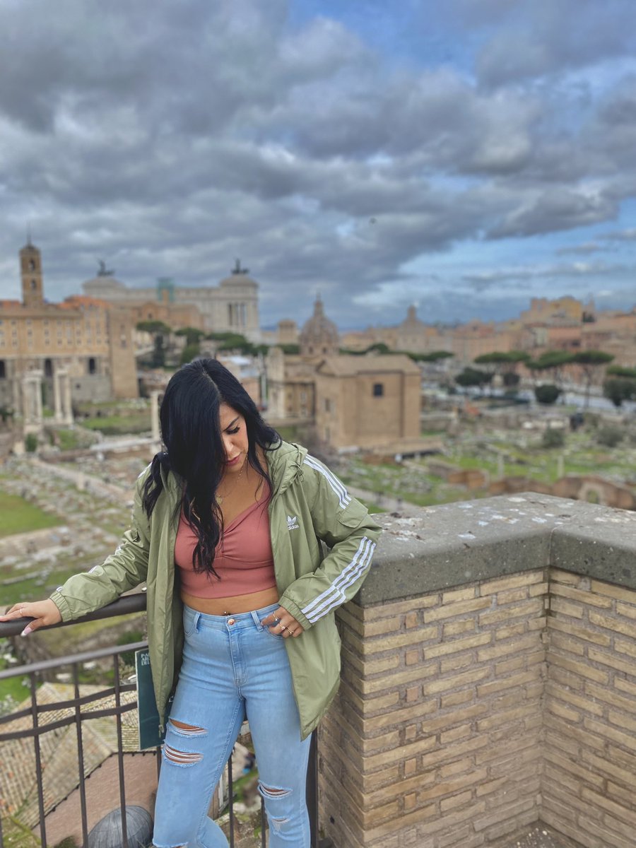 Yvonneezy's tweet photo. Roma seconda parte ✌🏽
#ArchOfConstantine #Colosseum 
@maliareigh85 @LouisLogic666 https://t.co/MWetMcwjU9