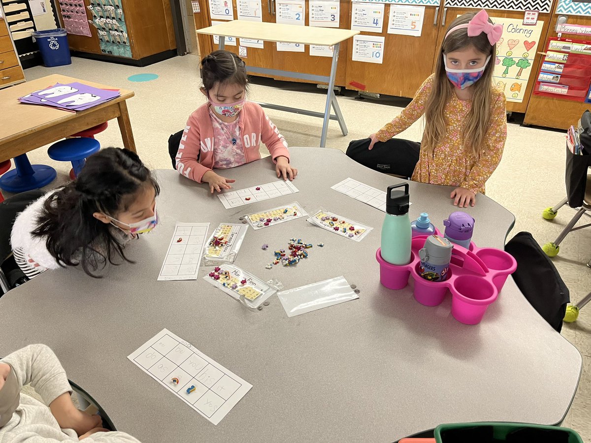 CarlaMFletcher's tweet photo. We made our own sight word “BINGO” cards this week and played on Friday 🙂 Using mini erasers to play and Smelly Stickers as the prize always makes learning even more fun! 😃 @HTSD_Robinson @LauraStauffer6 @WeAreHTSD https://t.co/iSoXUKyxxr