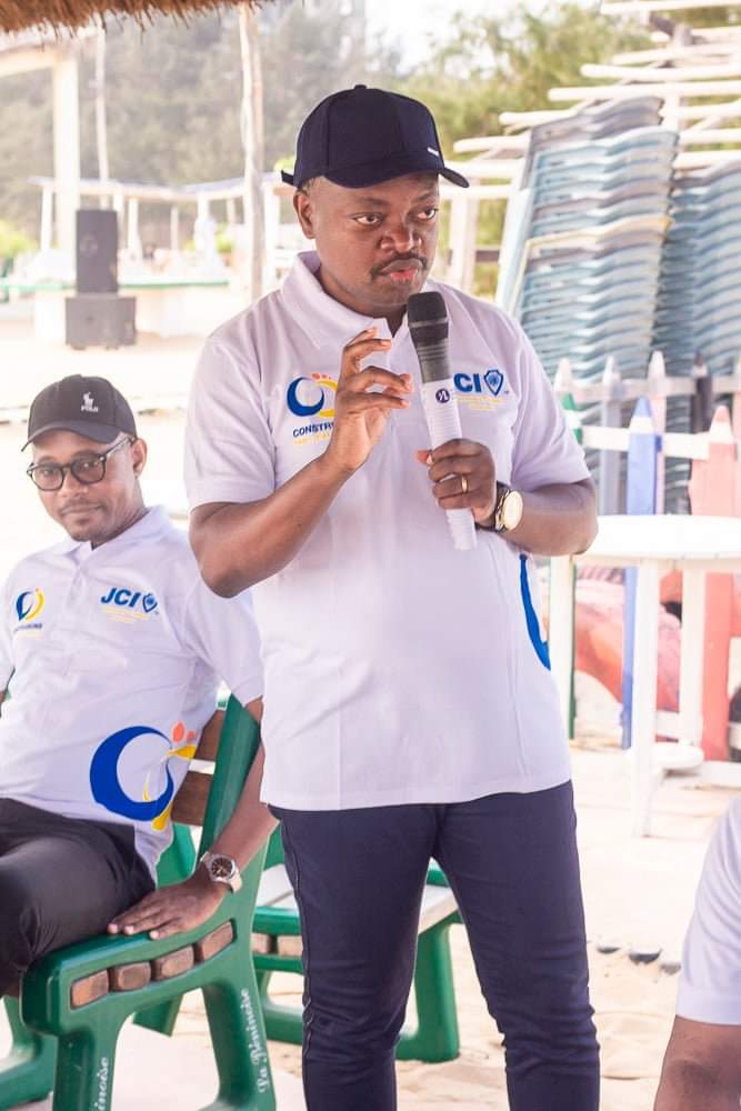 DenonDr's tweet photo. Dimanche 6 février 2022, assisté de PPN Firmin Houngbadji et des Pasts Présidents et sénateurs de JCI Abomey Calavi Pioneer, j'ai donné des conseils pour une carrière réussie aux 19 nouveaux membres de la promotion Élites 2022. Ce fut une très belle convivialité à family beach. https://t.co/glTEcRDFXX