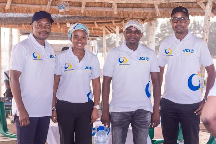 DenonDr's tweet photo. Dimanche 6 février 2022, assisté de PPN Firmin Houngbadji et des Pasts Présidents et sénateurs de JCI Abomey Calavi Pioneer, j'ai donné des conseils pour une carrière réussie aux 19 nouveaux membres de la promotion Élites 2022. Ce fut une très belle convivialité à family beach. https://t.co/glTEcRDFXX