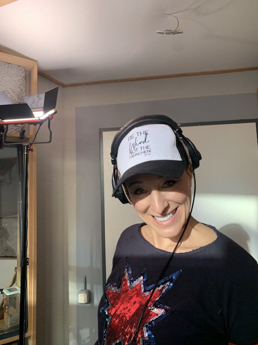 horsemusic's tweet image. I am completely exhausted but it’s a wrap - more pics to follow but here’s just a wee taster, my phone is full of happy snaps Thanks @HolgerEdmaier you can take a nap now 😉 Take me home @KLM @KeyeKatcher @lilisommerfeld #MKSM #BERNIE #recording #sing #berlin @100ProMensch 🇩🇪🏴󠁧󠁢󠁳󠁣󠁴󠁿