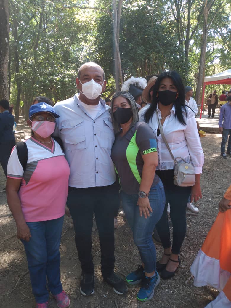 #12F Directoras del C-1 #Ribas en la Escenificación de la Batalla de La Victoria en compañía del Jefe @ZE_Aragua prof <a href="/leoalvacabrera/">Prof. Leonardo Alvarado</a> #EstudiantesdeRibas <a href="/Soykarinacarpio/">Karina Carpio</a> <a href="/MYovao120/">Yobany Marchena</a> <a href="/Angie_L04/">Angela Torrealba</a> <a href="/UENCJobalito/">UEN CREACIÓN JOBALITO</a> <a href="/educativa_ribas/">EducadoresDeAraguaRibas</a> <a href="/BONALDER/">RODOLFO BONALDE</a> <a href="/ptmsribas/">Prof Gregorio Raymond</a>