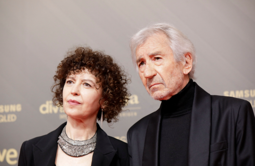 el_pais's tweet photo. DIRECTO | José Sacristán, que esta noche recibe el Goya de honor, ha llegado a la alfombra roja junto a su mujer, Amparo Pascual. “Mi carrera ha sido el gozo del crío que ha visto cumplido su propósito", dijo el día que se anunció el premio #Goya2022 https://t.co/C9bMzcZSaX https://t.co/rJk1xqQedS