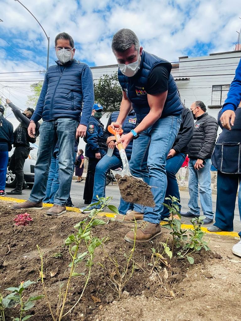 mauriciotabe's tweet photo. De la mano de las y los estudiantes dejamos una huella positiva en el mundo y creamos recuerdos memorables al adoptar espacios públicos y llenarlos de vida. #ReverdeceMH🌱
📍Col. Un Hogar para Nosotros. https://t.co/3kdTz5076S