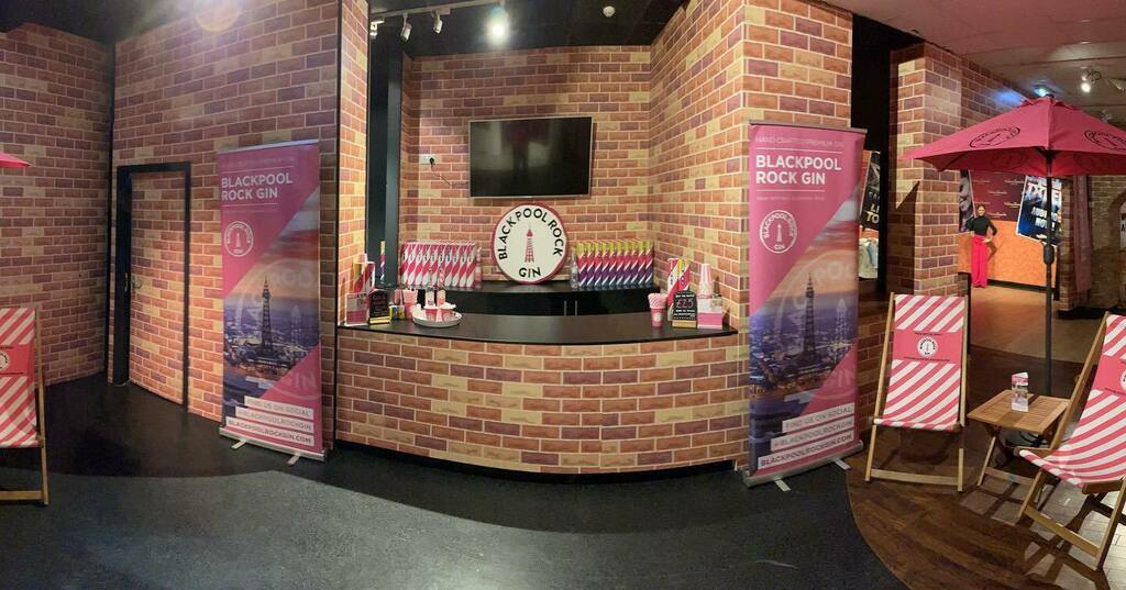 We will be hosting a Mini Gin Garden / pop-up for the half-term holidays in the fabulous Madame Tussaud’s, Blackpool. Pop-in and try our new Tutti Frutti. 
💕🍸🗼🎡🇬🇧🍭🎢🏖🥤🍓💐💕 instagr.am/p/CZ4xW4IrTC3/