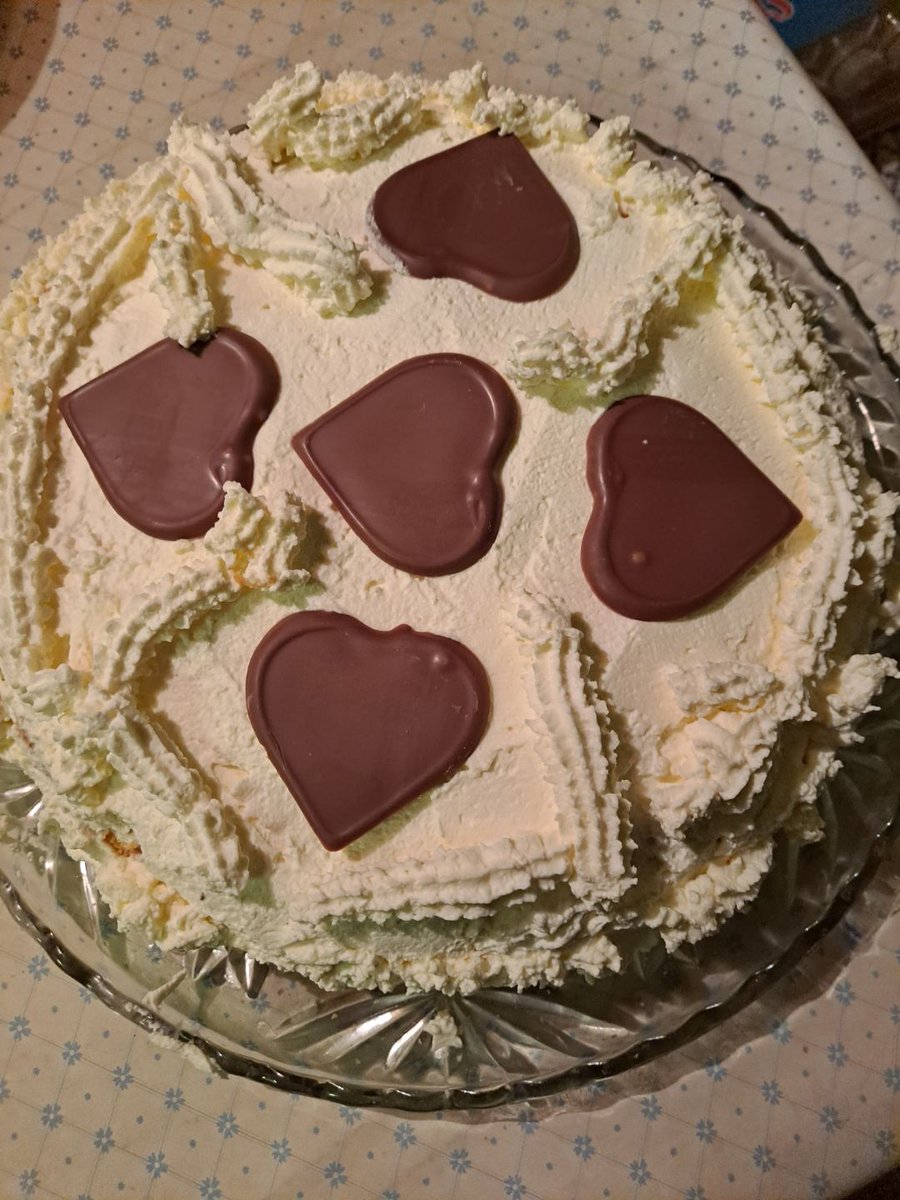 Far (82) har i alle år bakt kake til mamma på morsdagen. Så også i år.  Jeg synes det er utrolig fint gjort - og det setter en standard 😉