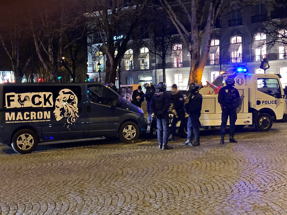 CaravaneJ's tweet photo. #ChampsElysees ici c’est pas le libertay https://t.co/gjQk0ZlCH8