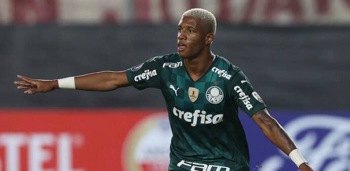CelsoArdengh's tweet photo. Danilo eleito o terceiro melhor jogador do Mundial de Clubes.
Craque! #NPeloMundo https://t.co/nVe6lRuWgt