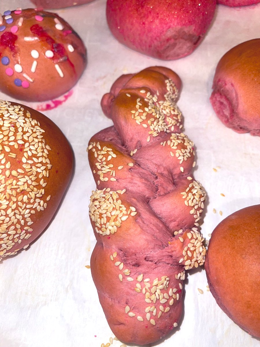 vartenin's tweet photo. Pink bread 🥖 valentines 💖
5 cups flour
2 cups warm water plus food coloring 
2 spoons sugar 
2 spoons yeast 
1/2 cup oil 
Pinch of salt ( 400f, 10 minutes)  #baking #ValentinesDay2022 #food #foodie #ValentinesFoodie https://t.co/zpvVwMULVU