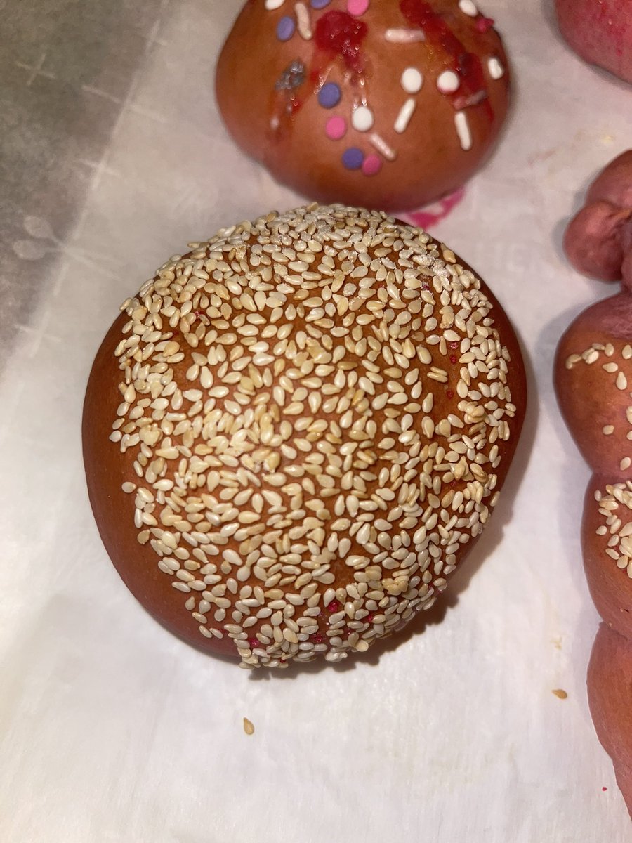 vartenin's tweet photo. Pink bread 🥖 valentines 💖
5 cups flour
2 cups warm water plus food coloring 
2 spoons sugar 
2 spoons yeast 
1/2 cup oil 
Pinch of salt ( 400f, 10 minutes)  #baking #ValentinesDay2022 #food #foodie #ValentinesFoodie https://t.co/zpvVwMULVU
