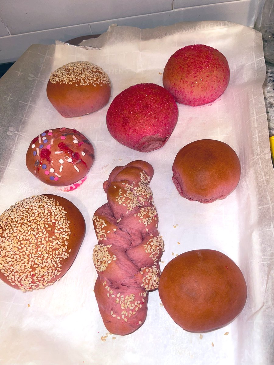 vartenin's tweet photo. Pink bread 🥖 valentines 💖
5 cups flour
2 cups warm water plus food coloring 
2 spoons sugar 
2 spoons yeast 
1/2 cup oil 
Pinch of salt ( 400f, 10 minutes)  #baking #ValentinesDay2022 #food #foodie #ValentinesFoodie https://t.co/zpvVwMULVU