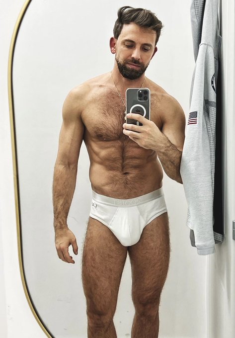 White underwear fans? https://t.co/2zOUCXNoub