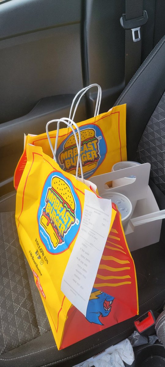 Asursion's tweet image. Got that double @MrBeastBurger delivery going on. It smelled amazing 👀.