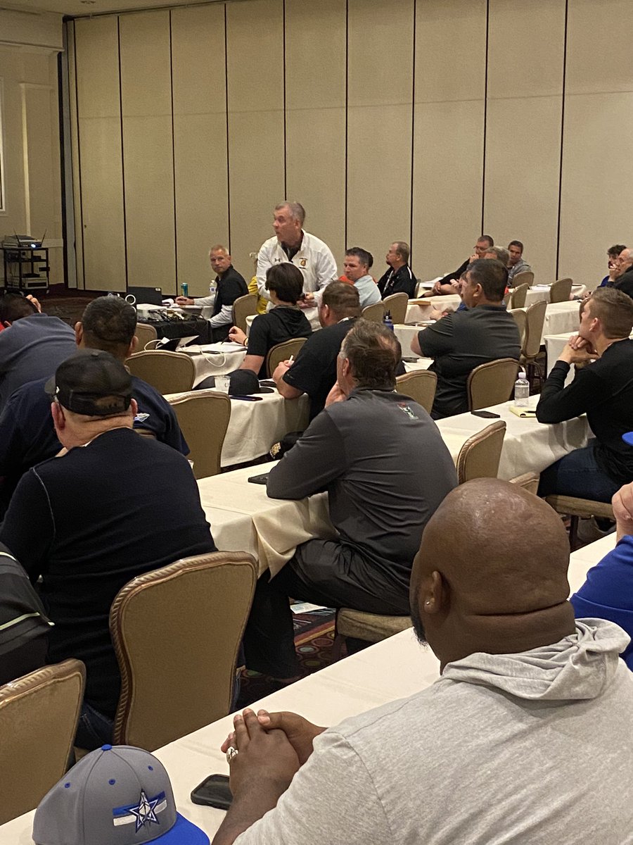 CoachAnnese's tweet photo. Great time at the Glazier Clinic in Las Vegas! I truly enjoyed talking ball with a great group of coaches. Thank you to all the coaches that attended my sessions. We had a big crowd. Go Dawgs! https://t.co/RLudHtmYb0