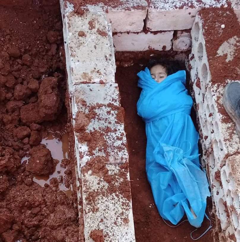 AlOmawi1's tweet photo. The #Syriab #Rayan that the world still insists on NOT seeing or paying attention to.
Criminal #Putin and #Assad killed the child, Ruaa, today by shelling her house in the countryside of Idlib.
Save the children of #Syria
#EyesOnIdlib
#Idlib https://t.co/wuqyIr2t0c