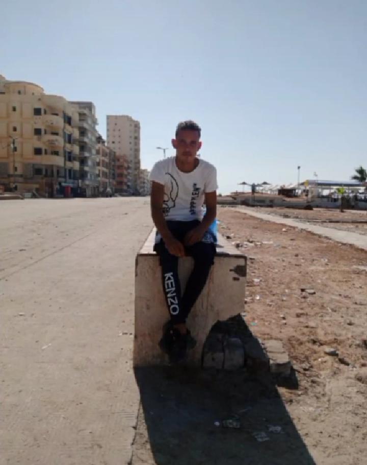 ويبقى السؤال : هلّ نحًن آحًيِآء حًقآ ؟؟ آمٌ نتٍنفُس فُقط ،،