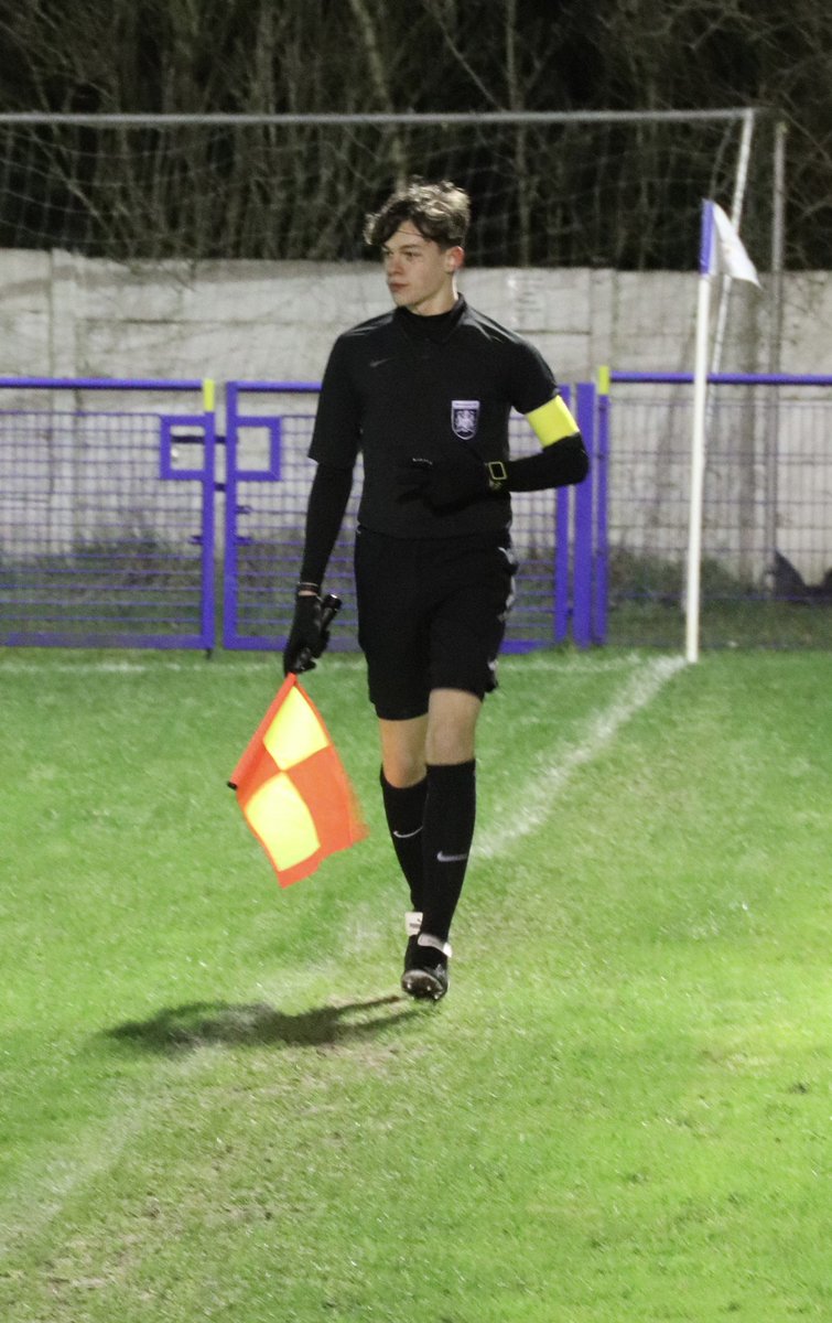 loobylouband's tweet photo. Game under the lights for my boy last night. Confident in his decisions and held his own ⚽️⚽️⚽️ @_maxband @GlossopNorthEnd v @CurzonAshton #refunion #lino #proudmum #under18referee 💙 https://t.co/T3XeJDrWa6