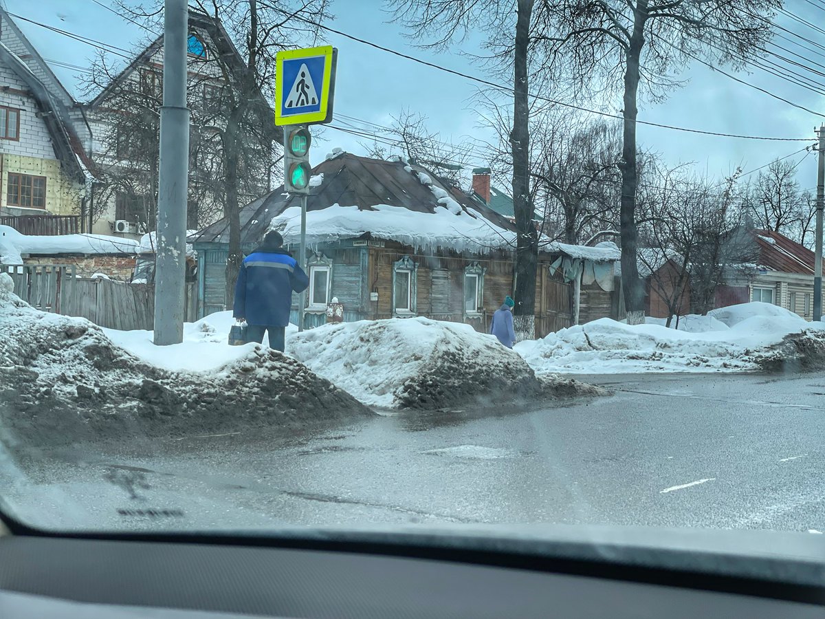 Я просто проезжала мимо и наблюдала весь этот каменный век деревянного ветхого жилья с разбитыми дорогами, но с пластиковыми окнами. Дичь какая-то — на фоне хрущевок и разрухи видеть новые холёные церкви.