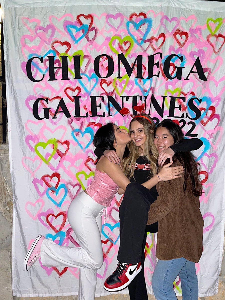 Nothing but heart eyes for our sisters on Galentines😇💗✨
From decorating bracelets, indulging in sweets and making memories with our forever sisterhood!