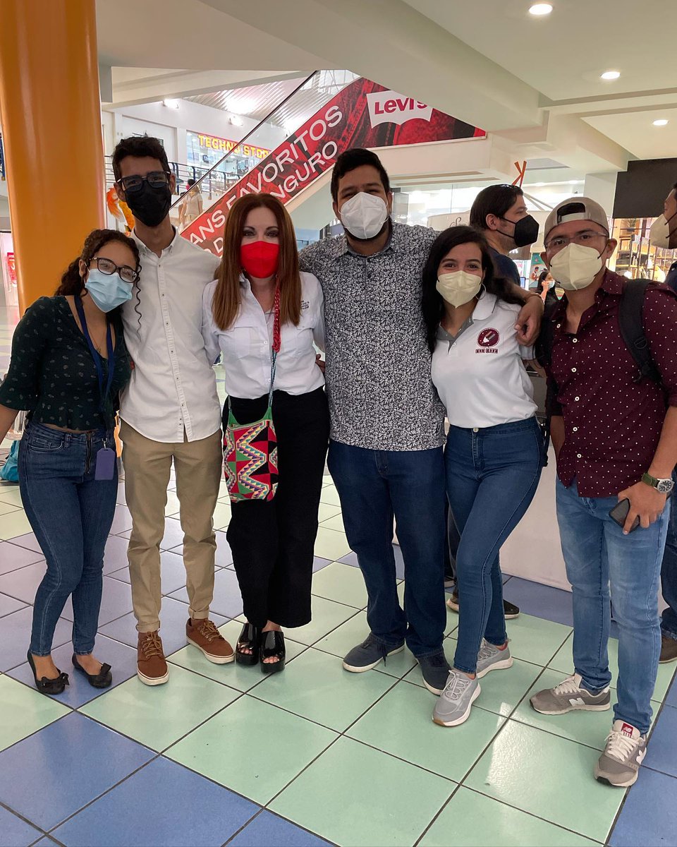 JovenesUxLaE's tweet photo. Estaremos hasta las 5:00 p.m. en @albrookmall pasillo del delfín 🐬 ¡Les esperamos! #FeriaDeProyectos #LLAC https://t.co/OxOPNytx0E