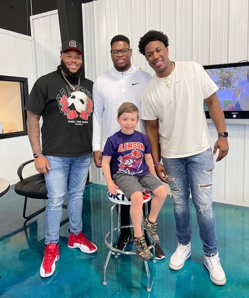 IveyFHomer's tweet photo. A HUGE thank you to @Jmac_2332, @thekjhenry, and @BigMurphy_25 for making this kid’s day AND for sponsoring the @LexingtonMiddle Christy Steelman award! #ALLIN  @ClemsonFB https://t.co/3u7k1K2aI0