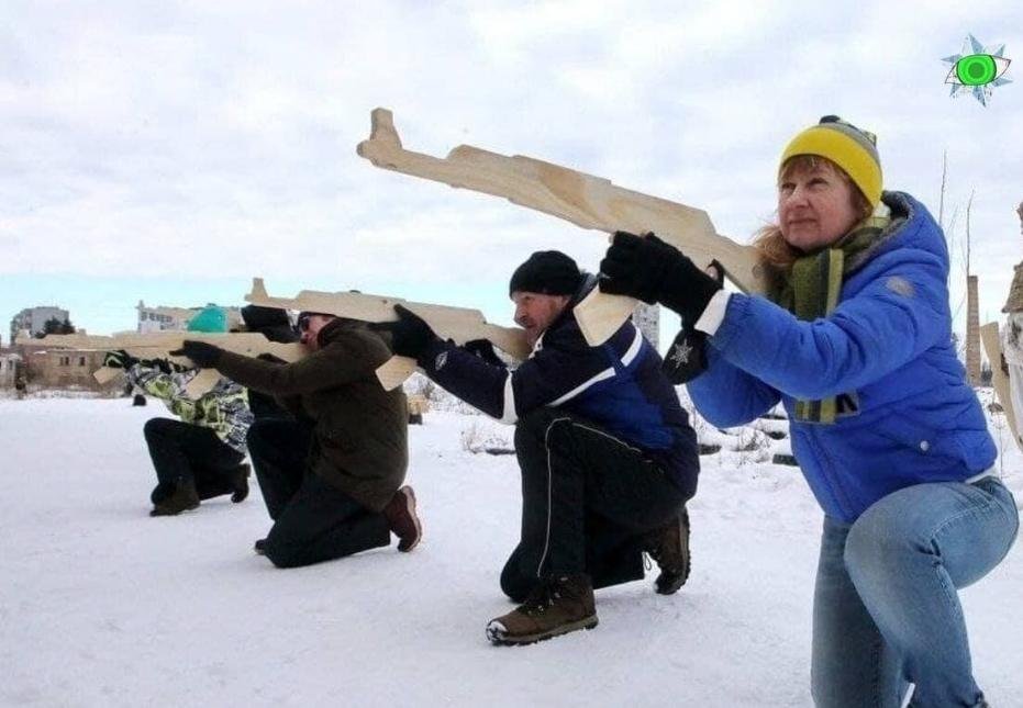 Подготовка к нападению. Украинцы тренируются с деревянными автоматами. Украинцы с деревянными автоматами. Хохлы с деревянными автоматами. Чел с деревянным автоматом.