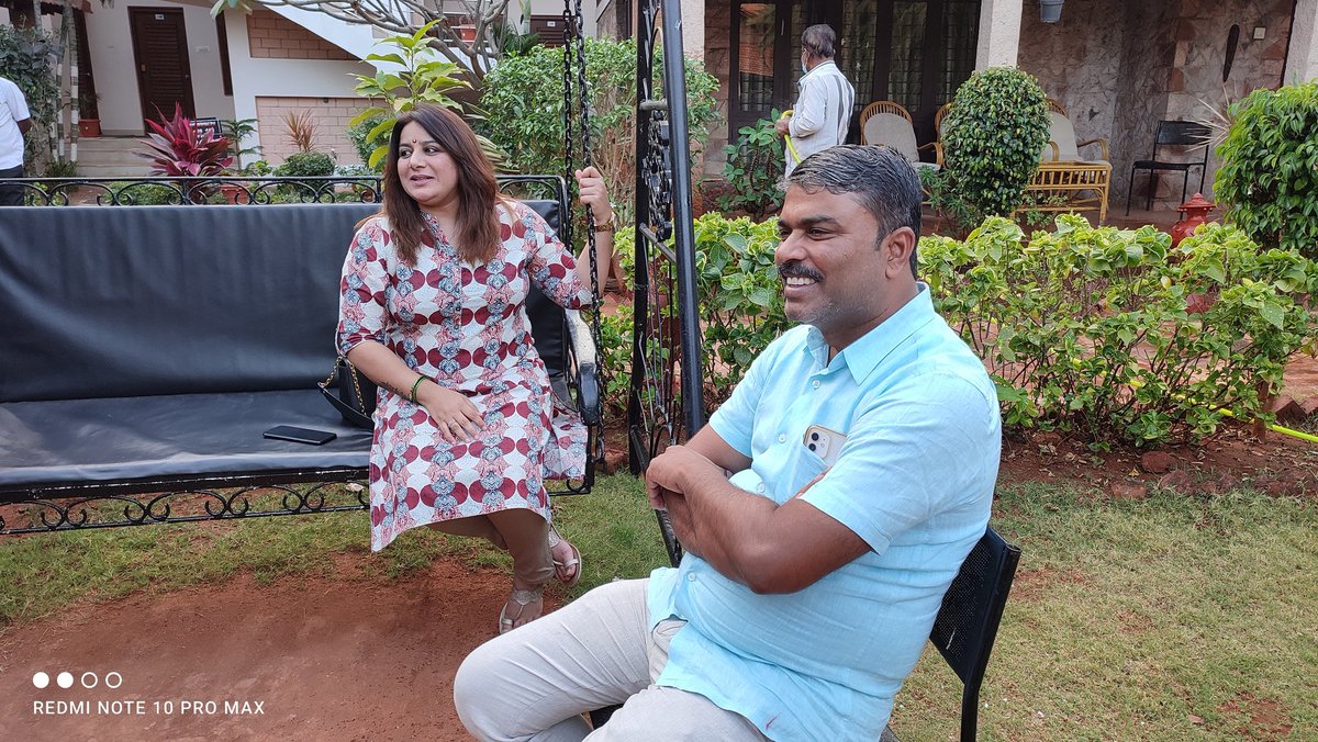JdsBadami's tweet photo. ಮುಂಗಾರು ಮಳೆ ಚಿತ್ರದ ಖ್ಯಾತ ಚಲನಚಿತ್ರ ನಟಿ ಪೂಜಾ ಗಾಂಧಿಯವರು, ಇಂದು ಬಾದಾಮಿಯ ಶ್ರೀ ಬನಶಂಕರಿ ದೇವಿಯ ದರ್ಶನ ಮಾಡಿದರು... https://t.co/aVWil6AKuI