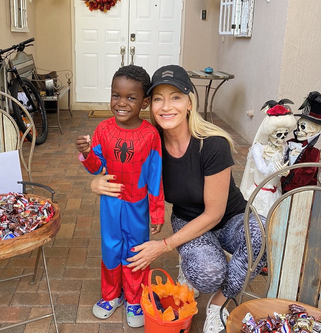 Univision's tweet photo. La hermosa sonrisa del pequeño #Benji y #MarcelaVacarezza nos alegró el día. 🎈🧸😙 https://t.co/Q93fouvj9f