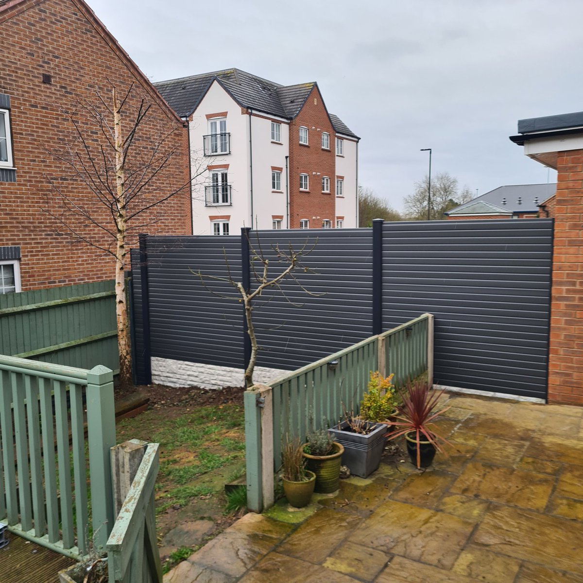 Fence job completed today in Marehay using <a href="/LiniarOutdoor/">Liniar Decking & Fencing</a> Carbon Grey panels with contrasting 7016 Grey Foiled posts &amp; caps. We think this looks really smart!