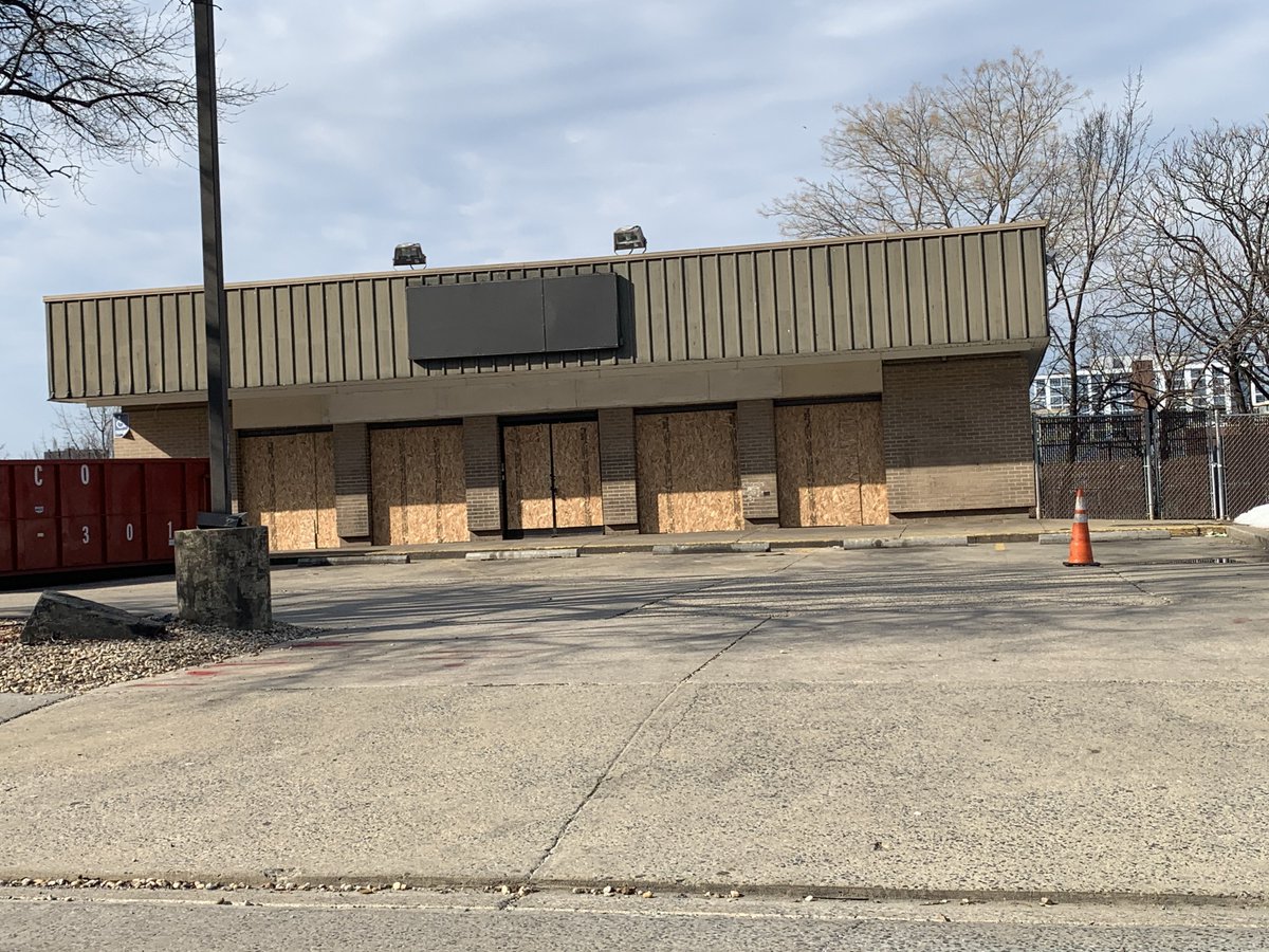 DJHeatDC's tweet image. RIP to the 7-Eleven in SW by Navy Yard. I will miss all of the entertainment outside of the store and inside.