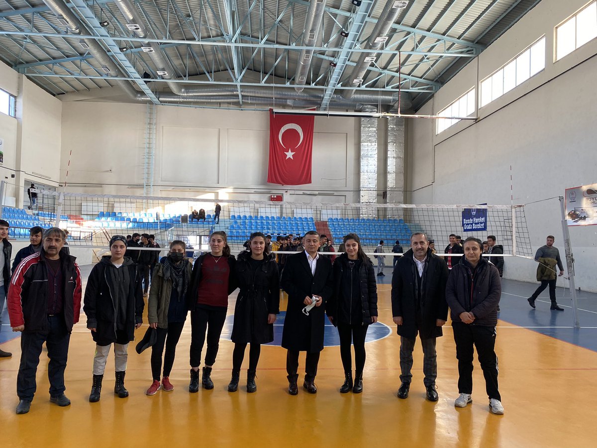 ArvasAbdulahat's tweet photo. Gençlik umuttur, ışıktır, heyecan ve gelecektir.

Bugün Erciş’deki heyecan dolu genç kardeşlerimizle bir aradayız.

Biz bütün gençlerimize inanıyor ve güveniyoruz.

Yarınlarımızı bitlikte güzelleştireceğiz.
@kasapoglu https://t.co/0UNZMdVQWo
