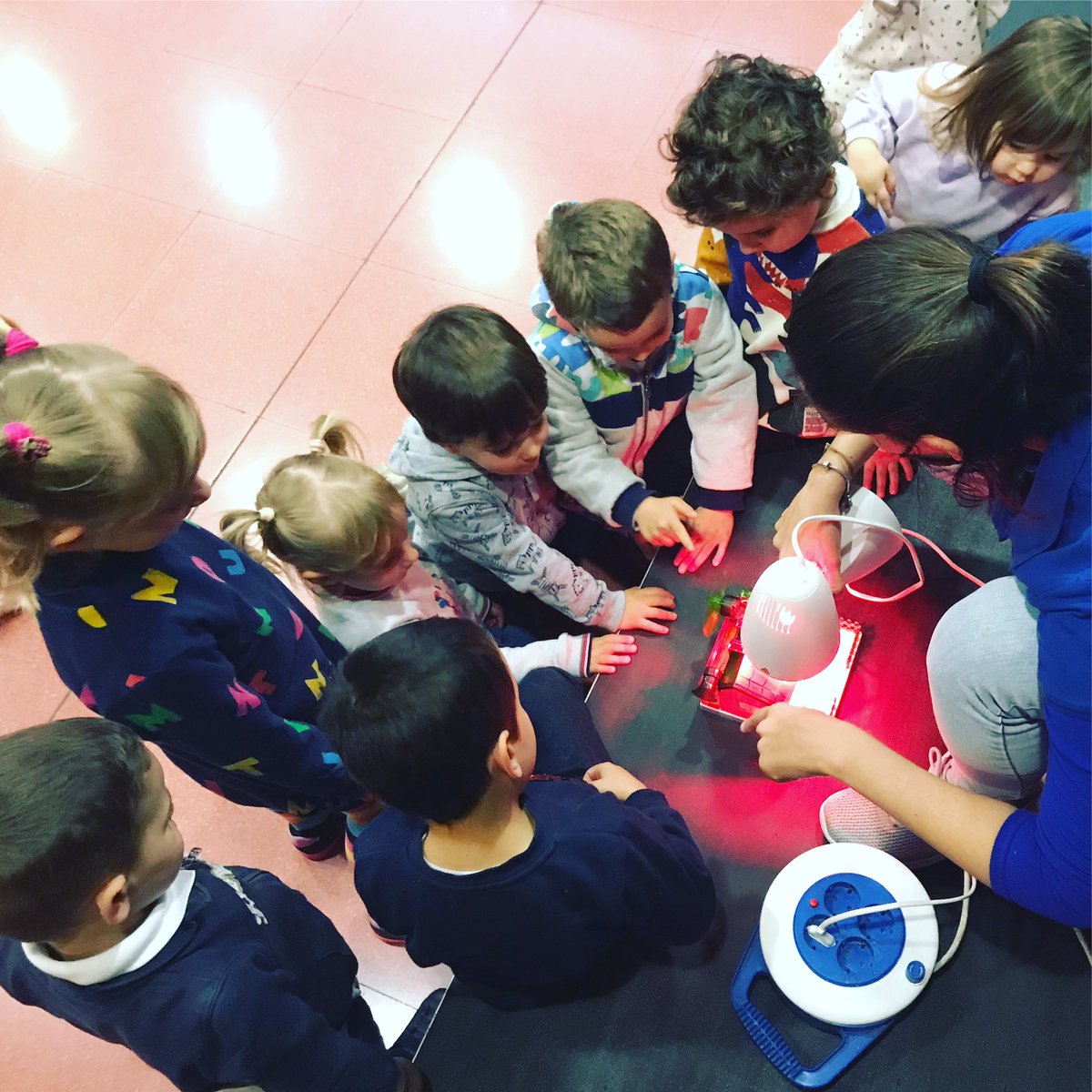 aliancesmagnet's tweet photo. Què és l’energia? Amb un conte com a fil conductor, un grup d'infants de 1 a 6 anys han conegut què és l’energia, per què s’utilitza i les principals fonts d’energia a través d'una metodologia participativa i activa, que els ha permès integrar els coneixements a través del joc 🧶 https://t.co/dfLyJTbd5Y