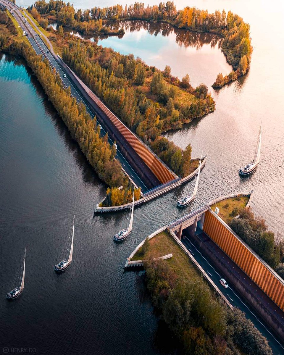 Archite01899733's tweet image. 📸 henry do

 The Veliumier Canal is a waterway and bridge with a length of 25 meters and a width of 19 meters. This picture shows us the wonderful design of the water channel from the top.
The Veliomre Bridge connects the Netherlands and Flevoland
