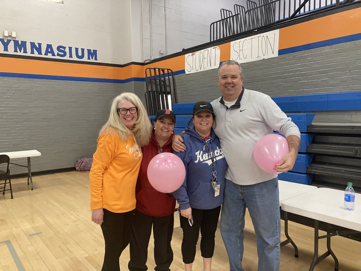 Tootsie11013's tweet photo. Repping the Class of ‘84, volunteering to help set up the Father/Daughter dance in Clinton.  
#ClintonMiddleSchool
#MayorBurton https://t.co/pt8WzNpzzt