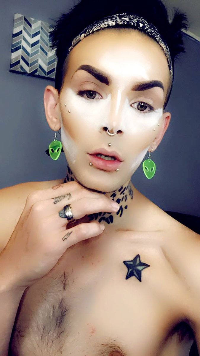 barbiechaotic's tweet photo. @ABHcosmetics A good bake using @ABHcosmetics  translucent setting powder is a daily must for me ! Nothing makes me feel myself more then a good strong contour /highlight https://t.co/60XslG4TYj