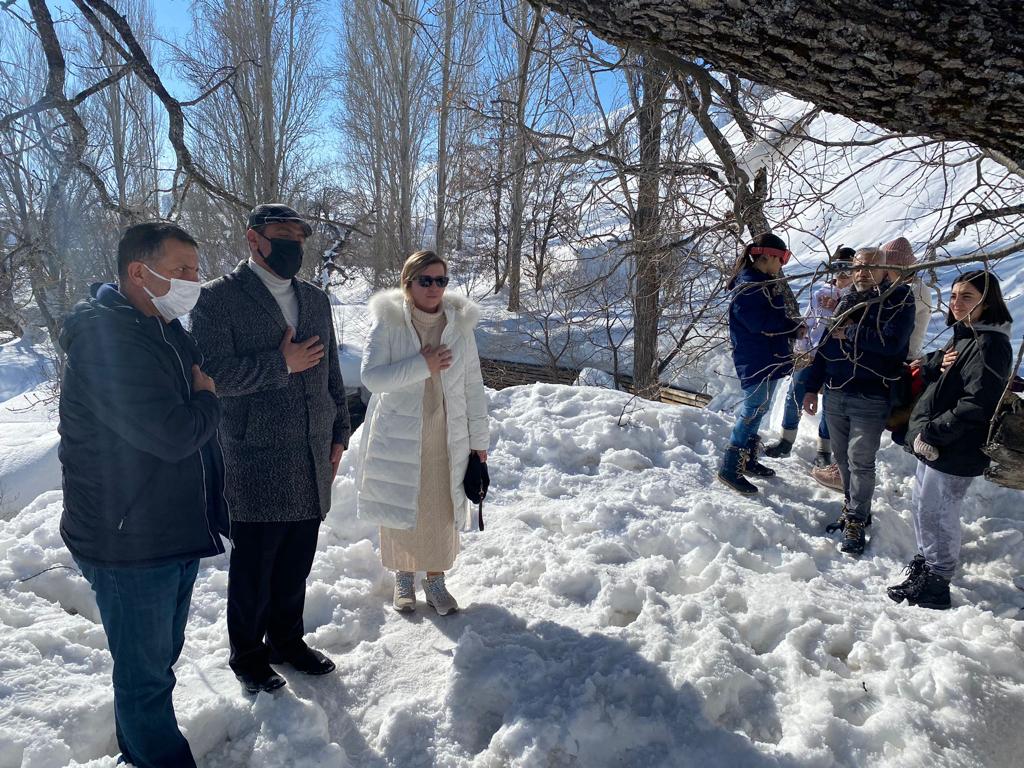 TunceliValiligi's tweet photo. Valimiz Sayın Mehmet Ali Özkan’ın Eşi Arzu Özkan Hanımefendi, Hızır Oruçları vesilesiyle Munzur Gözelerinde niyaz dağıtımı yaptı.

📍Ovacık Munzur Gözeleri-Munzur Baba Ziyareti

#Tunceli
Tunceli https://t.co/nC4AtXuL64