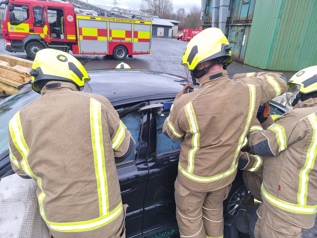 sandybwoy's tweet photo. Joint RTC training with @SFRS_Larbert &amp; Bo'ness Red Watches.
3 TFFs getting plenty of hands on experience with the new @ClanLukas edraulic extrication tools. Made swift work of a solid Volvo. https://t.co/9B90NPgXu1